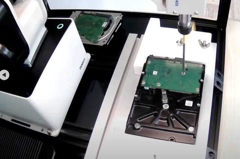 Microsoft создала робота для разборки и переработки 2 млн жёстких дисков в год